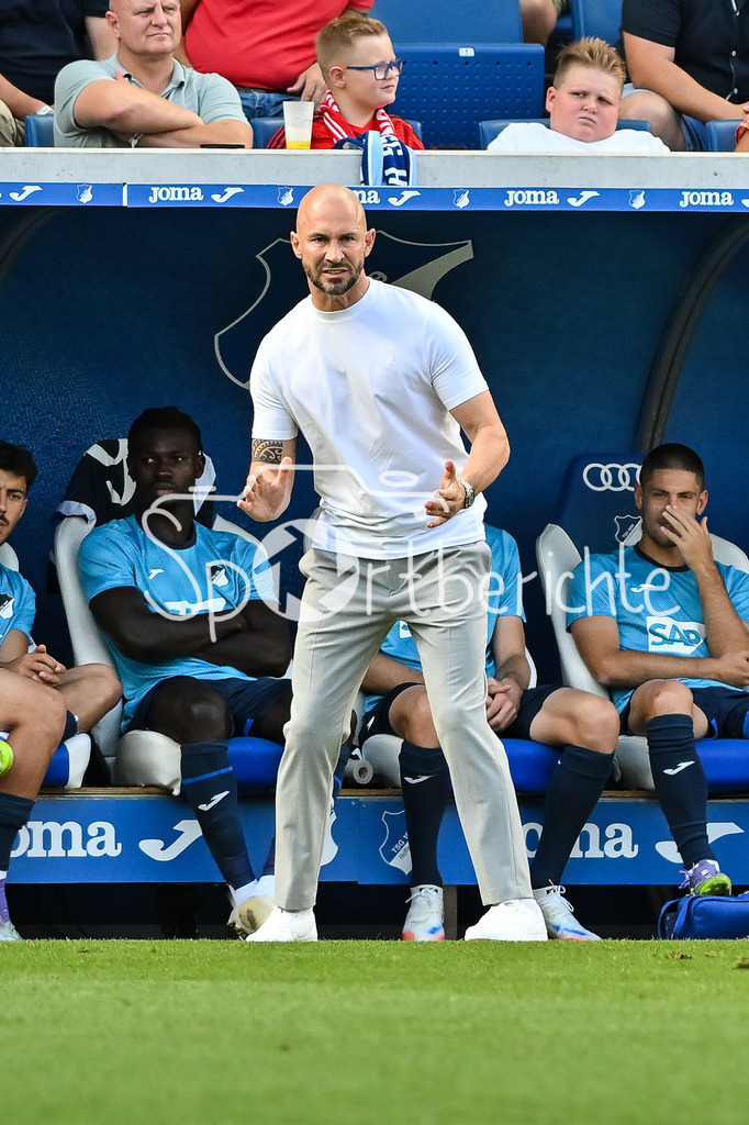 TSG 1899 Hoffenheim - FC Bayern München | im Bild Christian ILZER Trainer TSG 1899 Hoffeneheim an der Linie / Einzelfoto / Freisteller / Bundesliga: TSG 1899 Hoffenheim - FC Bayern München; PreZero-Arena am 20.09.2025 / DFL REGULATIONS PROHIBIT ANY USE OF PHOTOGRAPHS AS IMAGE SEQUENCES AND/OR QUASI-VIDEO