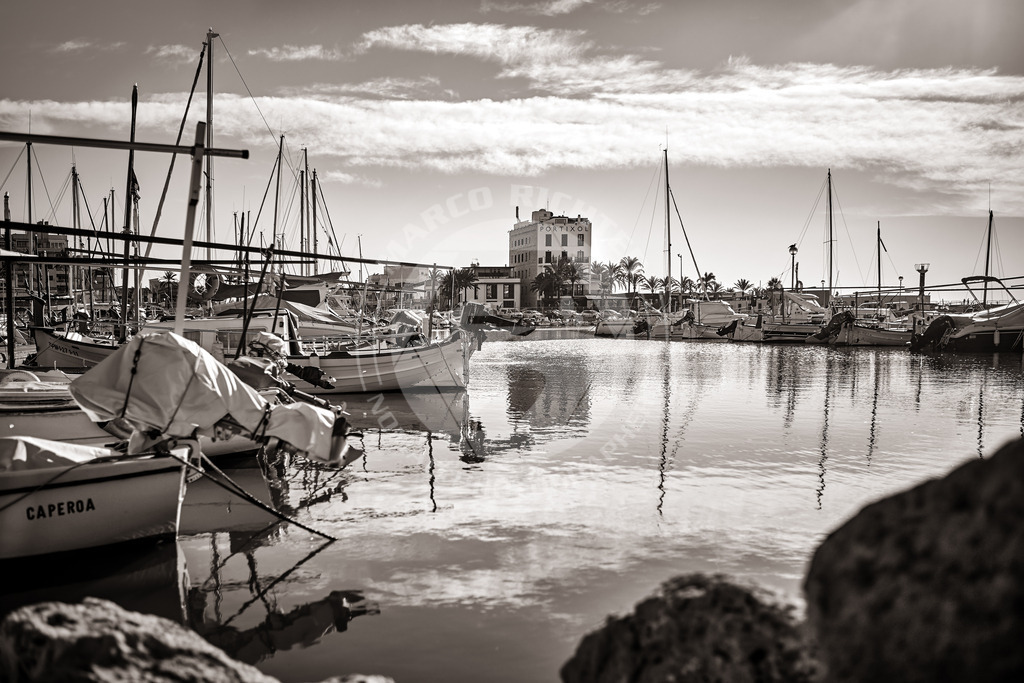 Architektur und Immobilienfotos | Bildmaterial (Honorarfrei, bei Quellenangabe)

Sämtliche Bilder dieser Serie stehen zur honorarfreien Verwendung zur Verfügung. Bedingung ist die Nennung des Copyrights: Foto Marco Richter oder www.mallorco.com

für unterlassene, unvollständig, falsch platzierte oder nicht zuordnungsfähige Urhebervermerke ist für jeden Einzelfall eine Vertragsstrafe in Höhe des fünffachen Nutzungshonorars zu zahlen, vorbehaltlich weitergehender Schadensersatzansprüche.!!!Ebenso ist der Weiterverkauf des Bildmaterials an Dritte ohne ausdrückliche Genehmigung von Marco Richter (Mallorco Photography) untersagt. Diese Regelung gilt auch bei jeglicher unberechtigt (ohne Zustimmung durch den Fotograf Marco Richter (Mallorco Photography) erfolgten Nutzung, Verwendung, Wiedergabe oder Weitergabe des Bildmaterials.