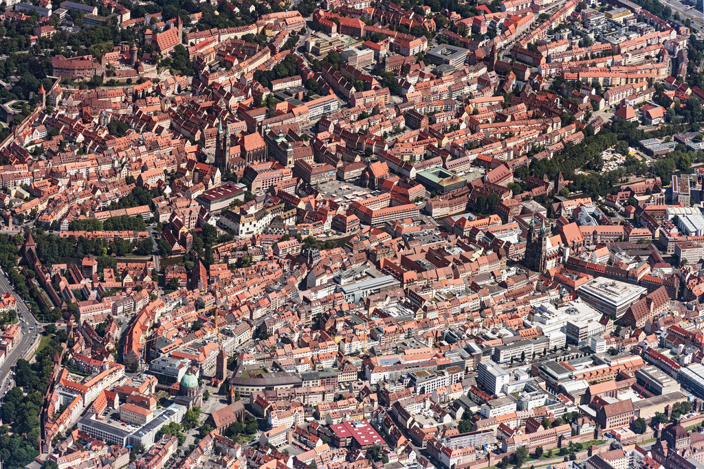 dr__0071333.jpg | NüRNBERG 12.08.2021 Stadtgebiet mit Außenbezirken und Innenstadtbereich in Nürnberg im Bundesland Bayern, Deutschland. // City area with outside districts and inner city area in Nuremberg in the state Bavaria, Germany. Foto: Daniel Reiter