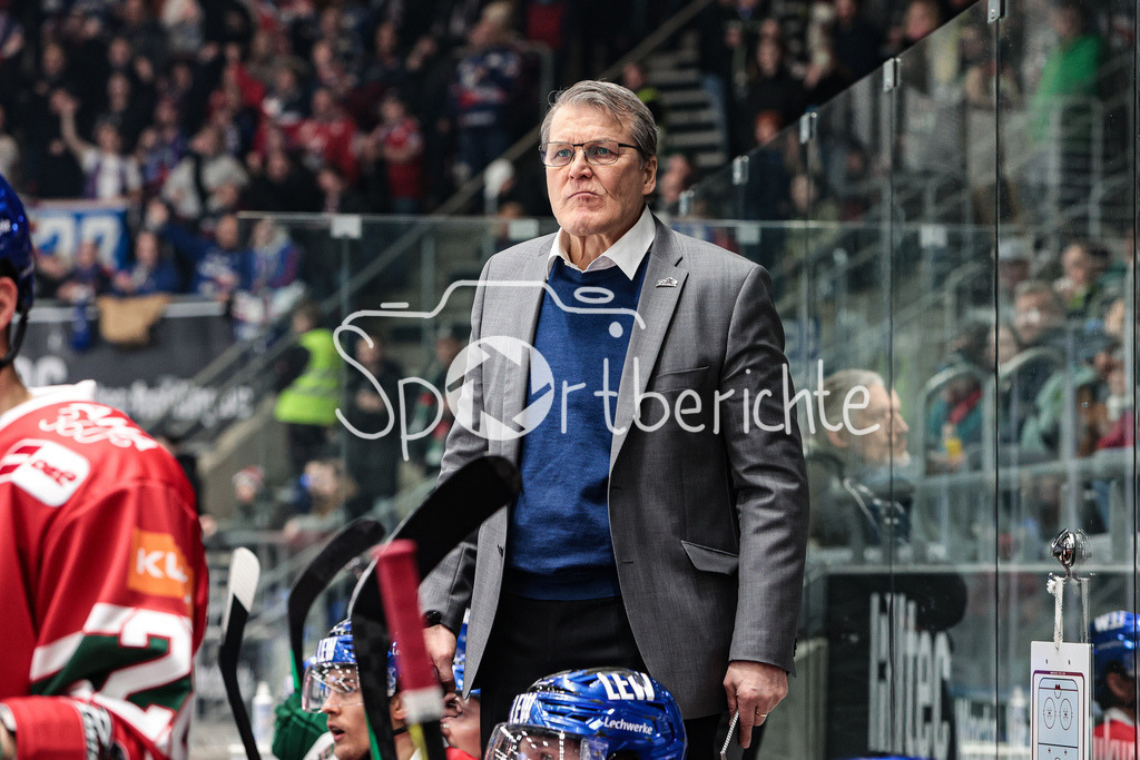 Augsburger Panther - Adler Mannheim | AEV Trainer Kai SUIKKANEN in Aktion