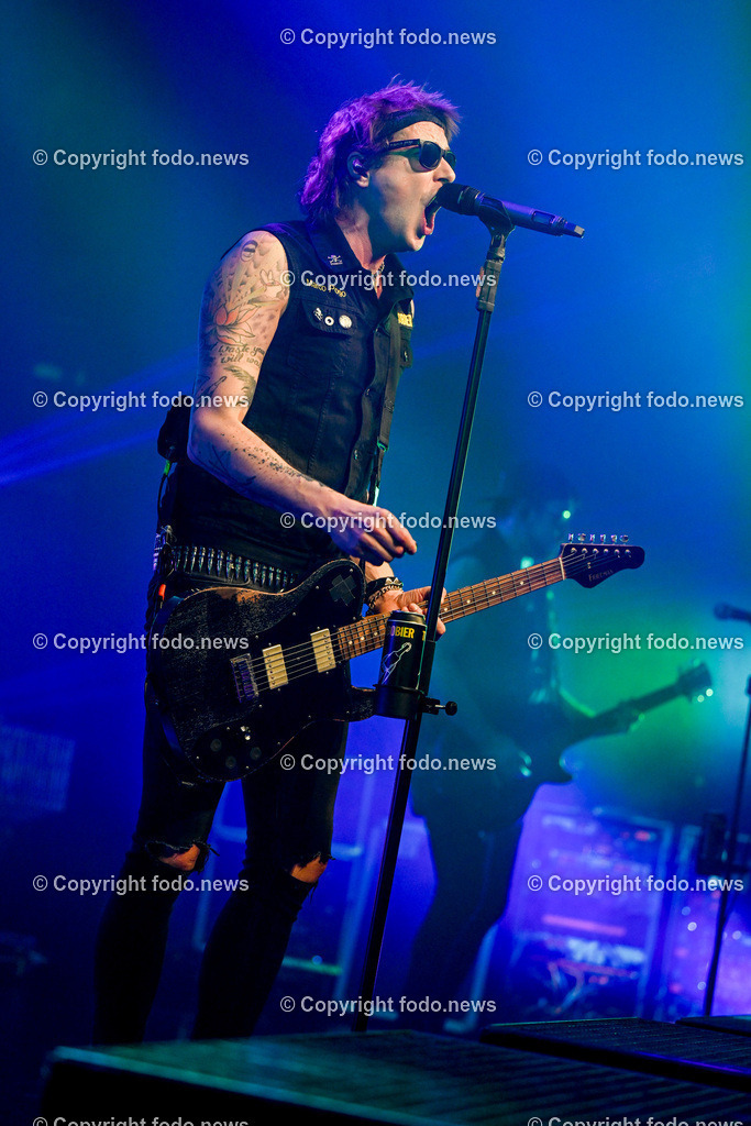 Posthof_ Turbobier_ Konzert_ 15.03.2024-75 | 15.03.2024, Linz, AUT, Posthof, Konzert Turbobier, im Bild Marco Pogo alias Dominik Wlazny (Saenger, Konzepter und Songwriter,  Gitarrist der oesterreichischen Punk-Rock-Band Turbobier, weiters Politiker der Bierpartei, Bezirksrat in Wien Simmering, Praesidentschaftskandidat, Arzt, Mediziner)