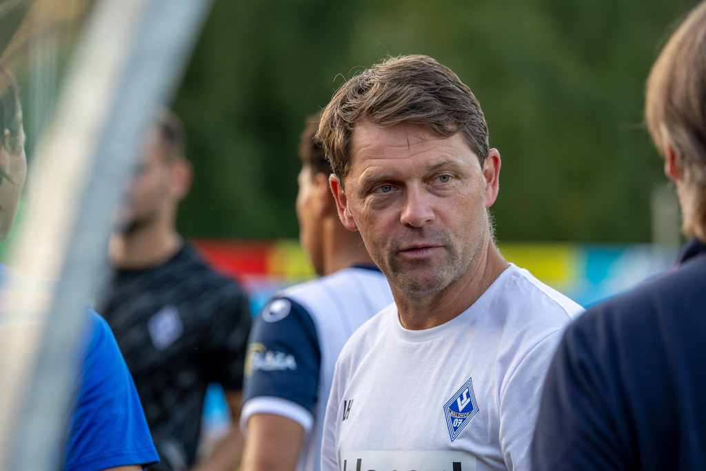 Al-Hilal SFC gegen Waldhof Mannheim; internationales Testspiel in Balingen***Bild: Der neue Waldhof-Trainer Luc Holtz bei seinem zweiten Spiel mit Mannheim | Al-Hilal SFC gegen Waldhof Mannheim; internationales Testspiel in Balingen***Bild: Der neue Waldhof-Trainer Luc Holtz bei seinem zweiten Spiel mit Mannheim - Realisiert mit Pictrs.com