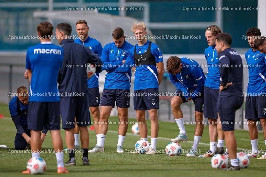 KSC02092502030 | 02.09.2025, Fußball, Training Karlsruher SC, 2. Fußball Bundesliga, Trainingsplatz am BBBank Wildpark Stadion Karlsruhe, Saison 2025 2026: Marcel Beifus (KSC #04) Leon Opitz (KSC #17) Fabian Schleusener (KSC #24) David Herold (KSC #20) Efe-Kaan Sihlaroglu (KSC #38) 