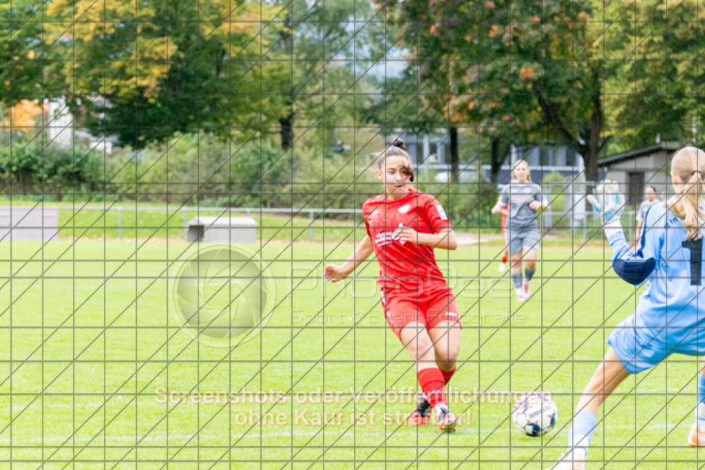 20251004_141329_0134 | #,1.FC Donzdorf (rot) vs. FC Freiburg-St. Georgen (grau), Fussball, EnBW-Oberliga B -Juniorinnen, 04. Spieltag, Saison 2025/2026, Rasenplatz, Lautertal Stadion, Süßener Straße 16, 73072 Donzdorf, 04.10.2025 - 14:00 Uhr,Foto: PhotoPeet-Sportfotografie/Peter Harich