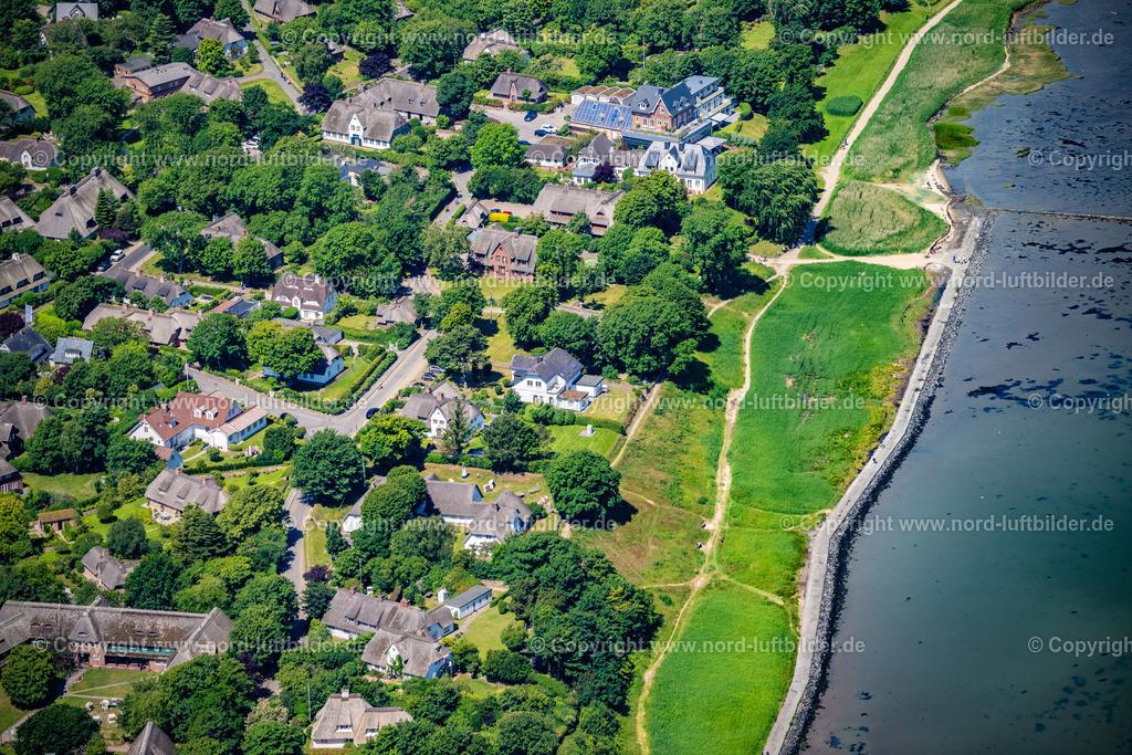 Sylt_Keitum_Am_Kliff_Nielsens_Kaffeegarten_ELS_0036210625 | KEITUM 21.06.2025 Ortsansicht an der Meeres-Küste Straße Am Kliff in Keitum auf der Insel Sylt im Bundesland Schleswig-Holstein, Deutschland. // View of the sea coast street Am Kliff in Keitum on the island of Sylt in the federal state of Schleswig-Holstein, Germany. Foto: Martin Elsen