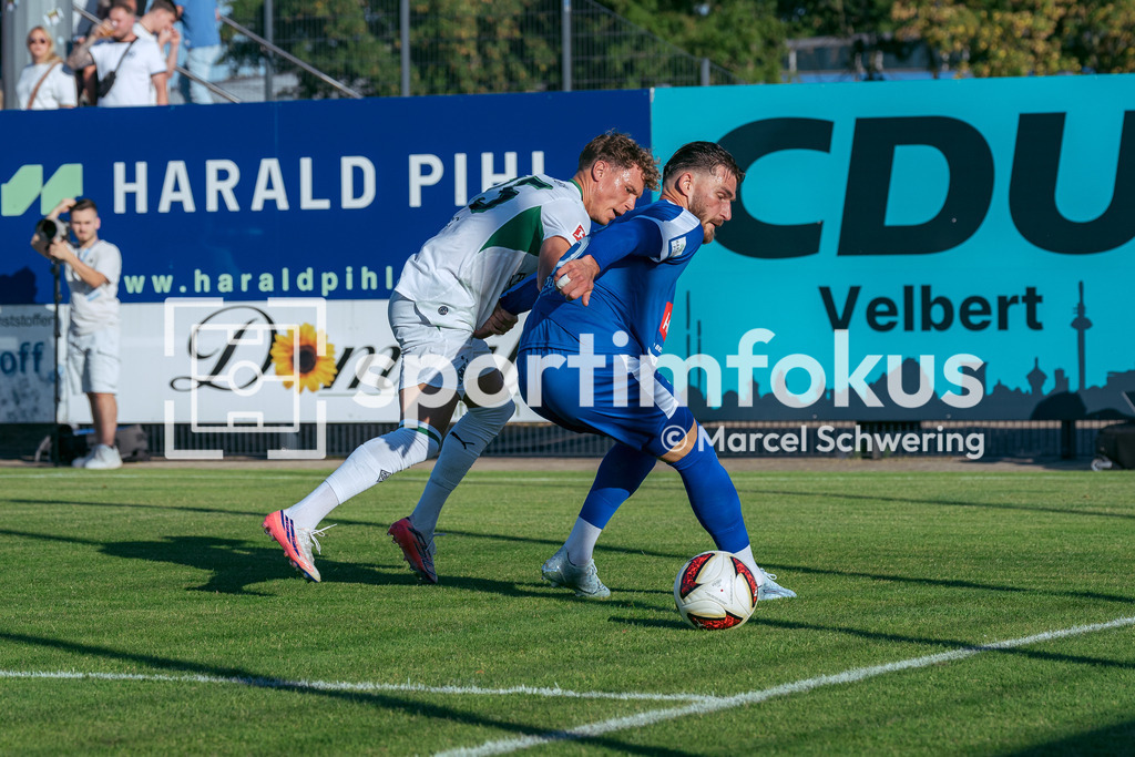 SSVg Velbert 02 – Borussia Mönchengladbach | Tristan Duschke (SSVg Velbert 02) im Zweikampf mit Robin Hack (Borussia Mönchengladbach). Testspiel zwischen der SSVg Velbert 02 und Borussia Mönchengladbach in Velbert, 12.08.2026. Endstand: 0:8. sportimfokus / Marcel Schwering - Realisiert mit Pictrs.com