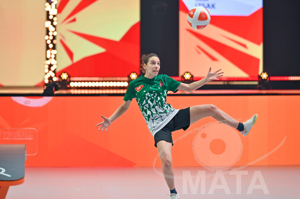 _DWI5563 | Anna Iszak beim Frauen- Single  Ungarn vs. USA bei der Teqball Weltmeisterschaft 2022 in der Kia Metropole Arena. Nürnberg, 27.11.2022 - Realisiert mit Pictrs.com