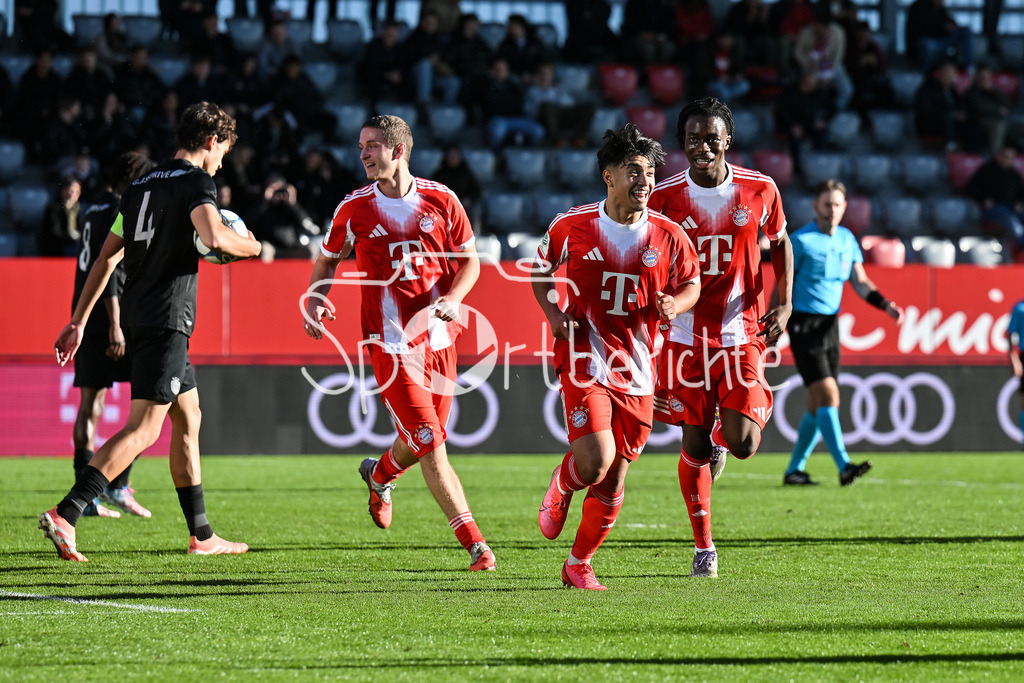 FC Bayern München U19 - Sporting Lissabon U19 | MUNICH, GERMANY - 09. DECEMBER: Jubel der Bayern nach dem Treffer zum 2-0 durch Maycon CARDOZO (FC Bayern München 7) / Tor / Torschuetze / Freude / Happy während dem Match zwischen der U19 des FC Bayern München und der U19 von Sporting Lissabon am 6. Spieltag der UEFA Youth League Ligaphase am FC Bayern Campus
