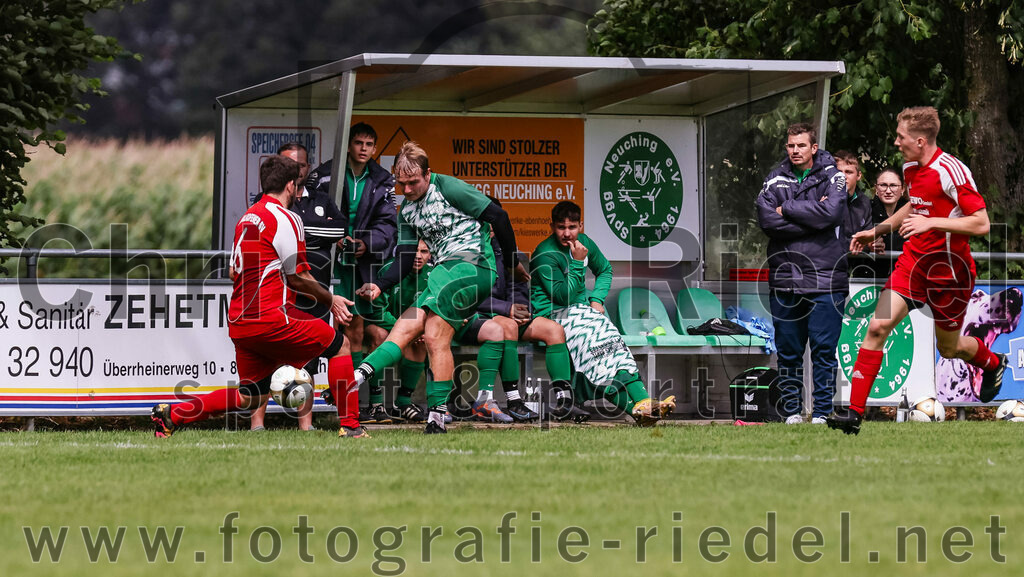 2023-08-06_055_SpVgg_Neuching_gegen_SG_Hoerlkofen-Woerth | Neuching, Deutschland, 06.08.2023:
Fußball, A-Klasse 2023 / 2024, 1. Spieltag, SpVgg Neuching gegen SG Hörlkofen/Wörth, Endergebnis: 0:0

Sergio Linke (SG Hörlkofen/Wörth, #6), Johannes Graf (SpVgg Neuching, #8), Trainer Robert Edlfurtner (SpVgg Neuching)

Foto: Christian Riedel / fotografie-riedel.net