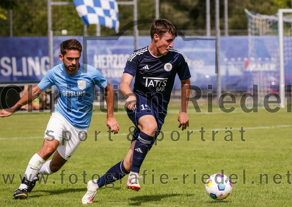 2023-08-26_127_FC_Langengeisling_gegen_TuS_Raubling | Erding, Deutschland, 26.08.2023:
Fußball, Bezirksliga Oberbayern Ost 2023 / 2024, 6. Spieltag, FC Langengeisling gegen TuS Raubling, Endergebnis: 2:0

Lucas Seeholzer (FC Langengeisling, #2), Valentin Schoeffel (TuS Raubling, #15)

Foto: Christian Riedel / fotografie-riedel.net