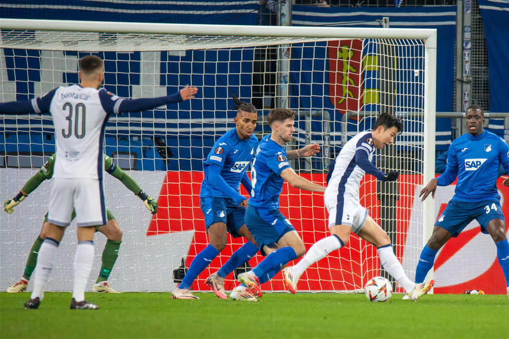 Fußball UEFA Europa League, Saison 2024/25, 7. Spieltag: TSG Hoffenheim gegen Tottenham Hotspur. Am Ball: Heung-Min Son (7, Tottenham) | Fußball UEFA Europa League, Saison 2024/25, 7. Spieltag: TSG Hoffenheim gegen Tottenham Hotspur. Am Ball: Heung-Min Son (7, Tottenham) - Realisiert mit Pictrs.com