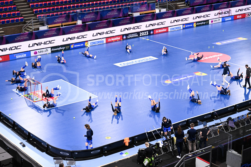 Kloten-Dietlikon Jets vs Skorpion Emmental Zollbrück - 15. April 2023 | Kloten-Dietlikon Jets vs Skorpion Emmental Zollbrück
Stimo Arena, Kloten
Spielerinnen von Kloten-Dietlikon Jets beim Aufwärmen vor dem Spiel.
Bild: Sportfotografie Markus Aeschimann | www.markus-aeschimann.ch - Realisiert mit Pictrs.com