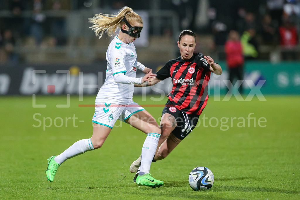 Fussball, Google Pixel Frauen-Bundesliga, Eintracht Frankfurt - SV Werder Bremen | v.li.: Nina Lührßen (SV Werder Bremen, 27) und Geraldine Reuteler (Eintracht Frankfurt, 14) im Zweikampf, Duell, Dynamik, Aktion, Action, Spielszene, DIE DFB-RICHTLINIEN UNTERSAGEN JEGLICHE NUTZUNG VON FOTOS ALS SEQUENZBILDER UND/ODER VIDEOÄHNLICHE FOTOSTRECKEN. DFB REGULATIONS PROHIBIT ANY USE OF PHOTOGRAPHS AS IMAGE SEQUENCES AND/OR QUASI-VIDEO.