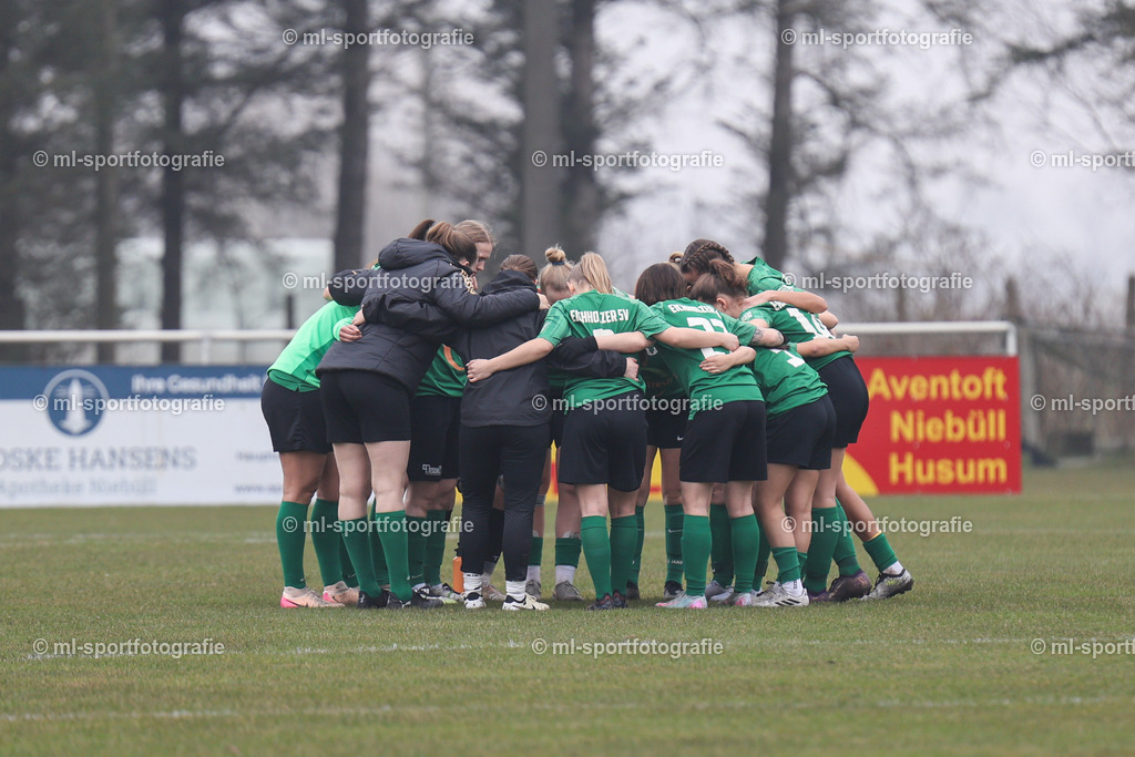 Fußball I Frauen I Saison 2025/2026 I Oberliga Schleswig-Holstein I 12. Spieltag I SV Frisia 03 Risum-Lindholm - Eichholzer SV | Die Mannschaft vom Eichholzer SV vor dem Spiel im Kreis - Realisiert mit Pictrs.com