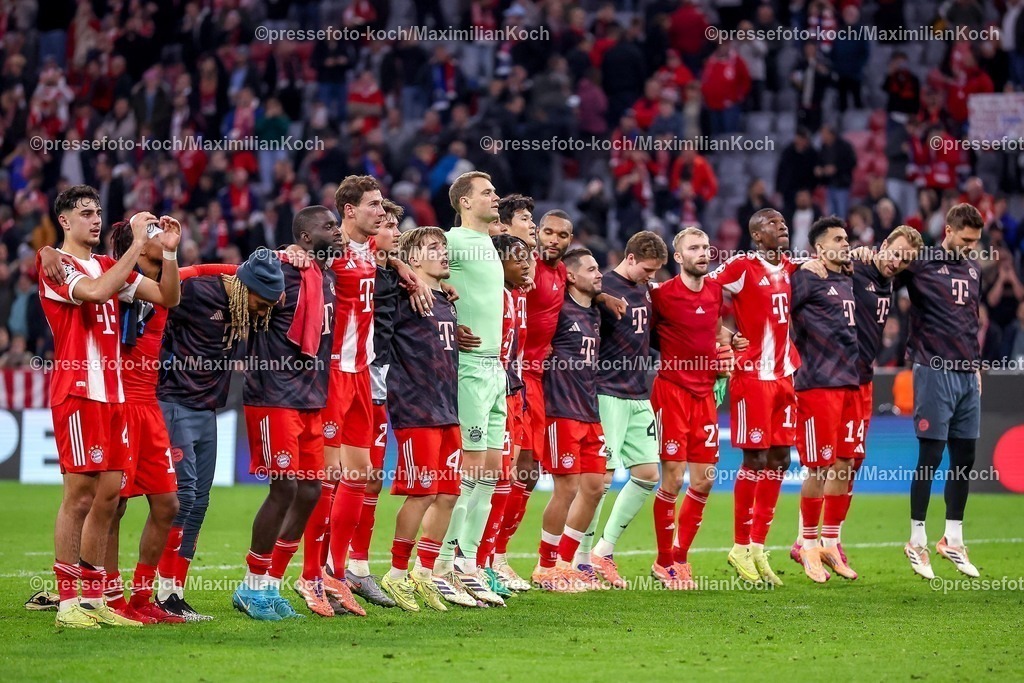 UCL22102501121 | 22.10.2025, Fußball, UEFA Champions League, FC Bayern München - Club Brügge, Allianz Arena, Saison 2025 2026: Abschlussjubel nach dem 4:0 Sieg der Bayern. Die Mannschaft feiert Arm in Arm den SiegRegulations prohibit any use of photographs as image sequences and or quasi-video.