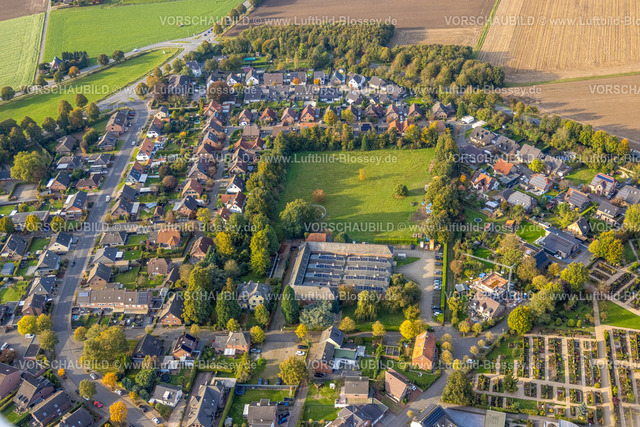Uedem241014229 | Luftbild, freie Wiesenfläche von Bäumen umgeben und Wohngebiet an der Schusterstraße, Firmengebäude BSG Bruckmann Steuerungstechnik GmbH, Uedem, Niederrhein, Nordrhein-Westfalen, Deutschland