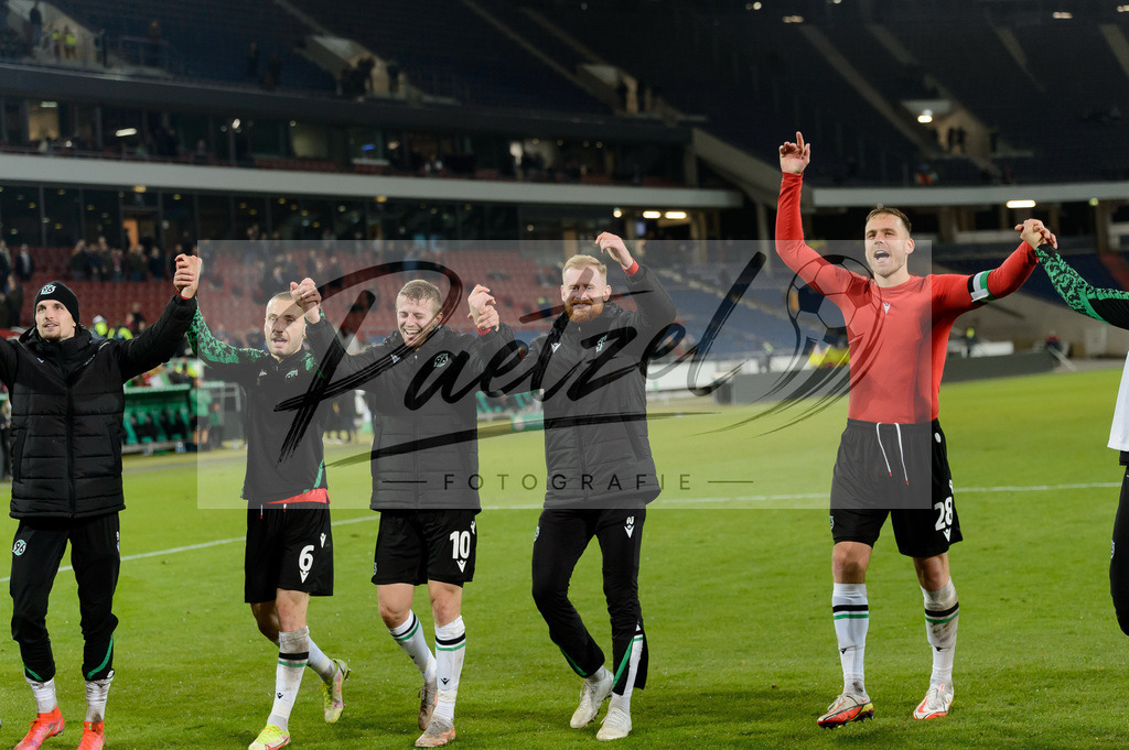 H96DUS20211027_090 | Fussball, Herren: . Spieler von Hannover 96 Schlussjubel, jubelt ueber den 3:0 Sieg bei dem Spiel der 2. Runde im DFB-Pokal zwischen Hannover 96 und Fortuna Duesseldorf in der HDI-Arena am 27.10.2021 in Hannover, Deutschland.DFB / DFL REGULATIONS PROHIBIT ANY USE OF PHOTOGRAPHS AS IMAGE SEQUENCES AND/OR QUASI-VIDEO. - Realisiert mit Pictrs.com