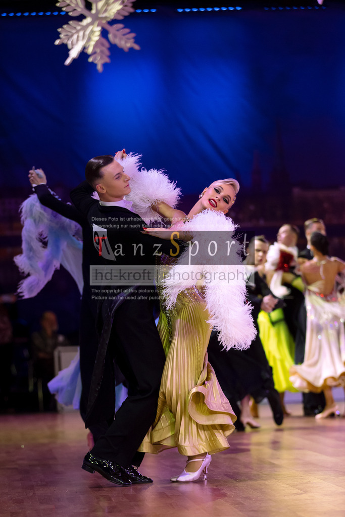 20241215_WDSF_Int_Open_Std-Riga-9450 | Tanzsportbilder, Standardtanz, Lateintanz, WDSF, DTV, LTVB, dancecomp, goc, hessen tanzt, blaues band der spree, walzer, tango, wiener walzer, slowfox, quickstepp, samba, rumba, cha-cha-cha, paso doble. jive, hd-kroft photography, turniertanzsport