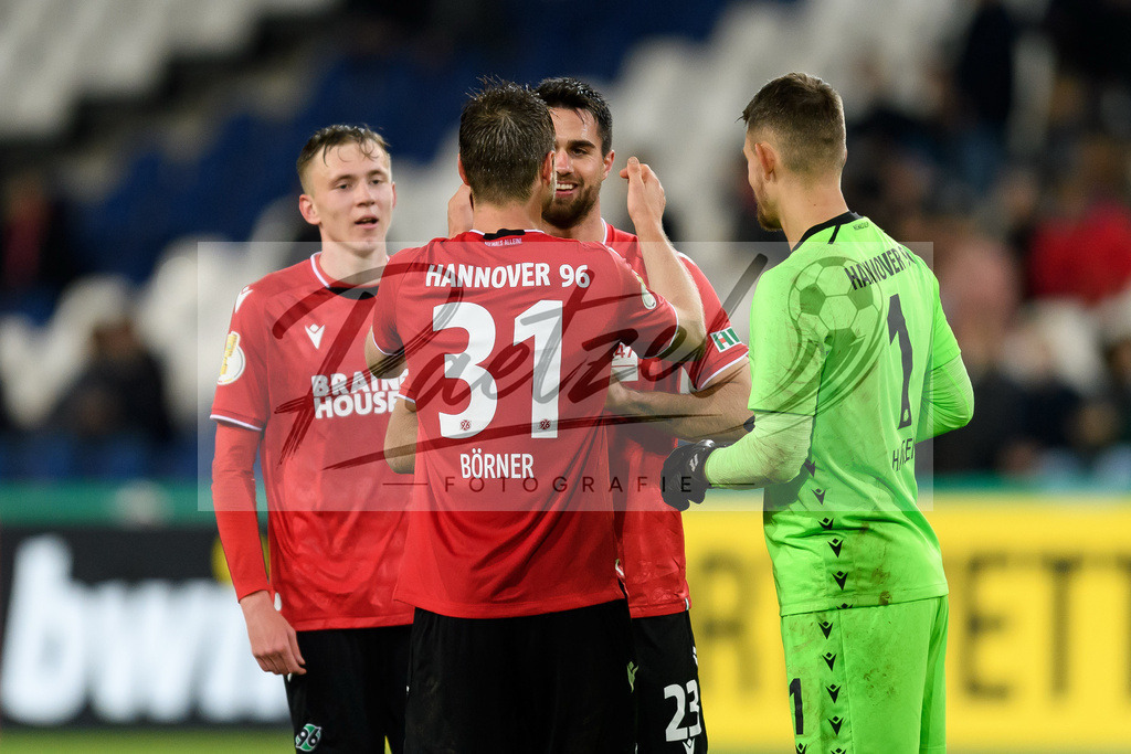 H96DUS20211027_072 | Fussball, Herren: Julian Boerner (Hannover 96), Luka Krajnc (Hannover 96) und Torwart Martin Hansen (Hannover 96) Schlussjubel, jubelt ueber den 3:0 Sieg bei dem Spiel der 2. Runde im DFB-Pokal zwischen Hannover 96 und Fortuna Duesseldorf in der HDI-Arena am 27.10.2021 in Hannover, Deutschland.DFB / DFL REGULATIONS PROHIBIT ANY USE OF PHOTOGRAPHS AS IMAGE SEQUENCES AND/OR QUASI-VIDEO. - Realisiert mit Pictrs.com