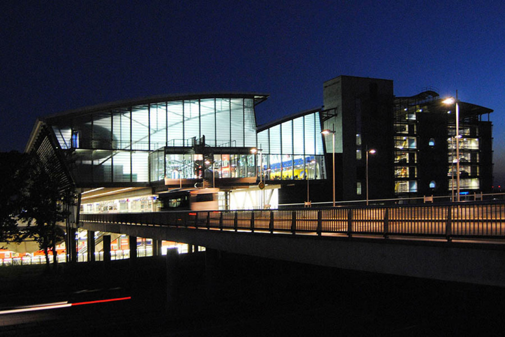 Foto: Leipzig - Flughafen Leipzig-Halle | Das Team hinter BILDLEXIKON LEIPZIG bündelt historische wie aktuelle Informationen über die Stadt Leipzig in Text und Bild auf einer Plattform und stellt diese der interessierten Öffentlichkeit zur Verfügung.
