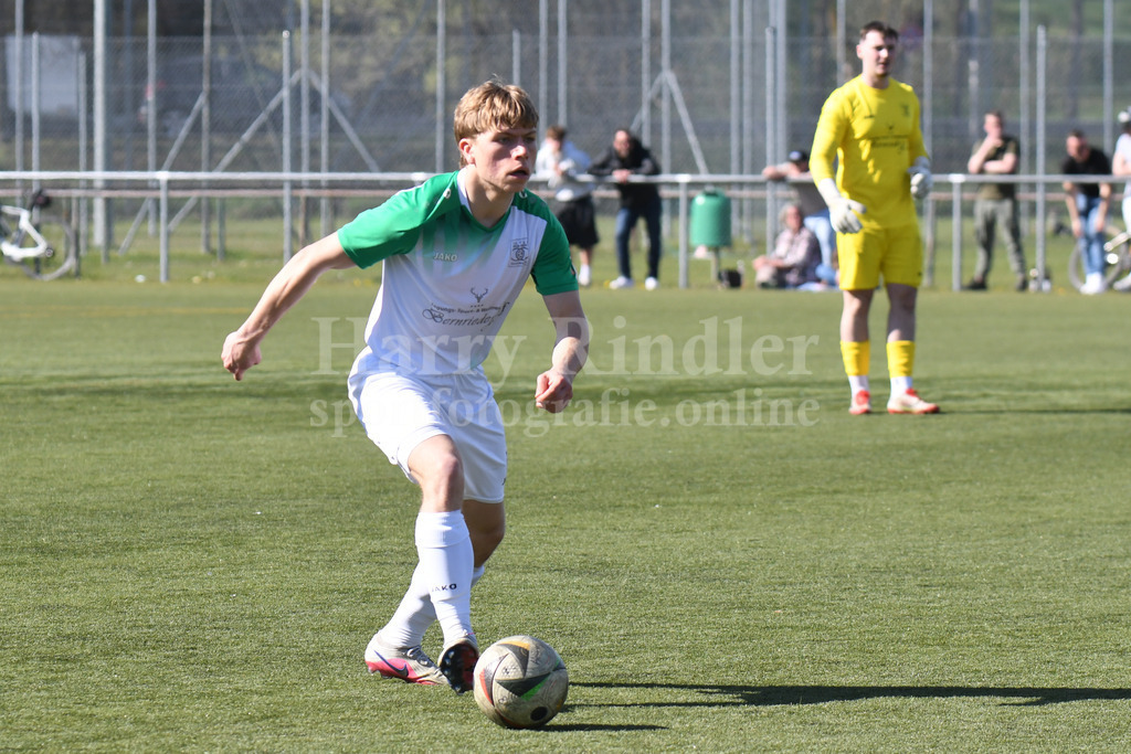 SpVgg GW Deggendorf : SV Hofkirchen | Luca Frank (SpVgg GW Deggendorf #13) eigene U19 - Realisiert mit Pictrs.com
