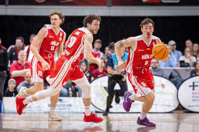 Barmer 2. Basketball Bundesliga ProA: Bayer Giants Leverkusen vs. RheinStars Koeln, 04.04.26 | Leverkusen, 04.04.26 - Haris Hujic (RheinStars Köln, 10) und Jasper Günther (RheinStars Köln, 6) während des Spiels der Barmer 2. Basketball Bundesliga ProA: Bayer Giants Leverkusen vs. RheinStars Koeln in der Ostermann Arena in Leverkusen.
