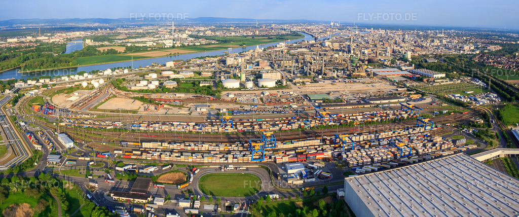 Luftbild: Panoramansicht der Chemiefabrik BASF am Rheinufer von Norden mit Güterbahnhof und Warenlager im Ortsteil BASF in Ludwigshafen im Bundesland Rheinland-Pfalz in Deutschland. Foto: IMG_088230-Pano.jpg vom 09.05.2016 durch Werner Riehm/FLY-FOTO.deAuflösung des Originals: 9080 x 3799 pxWWW.BASF.COM