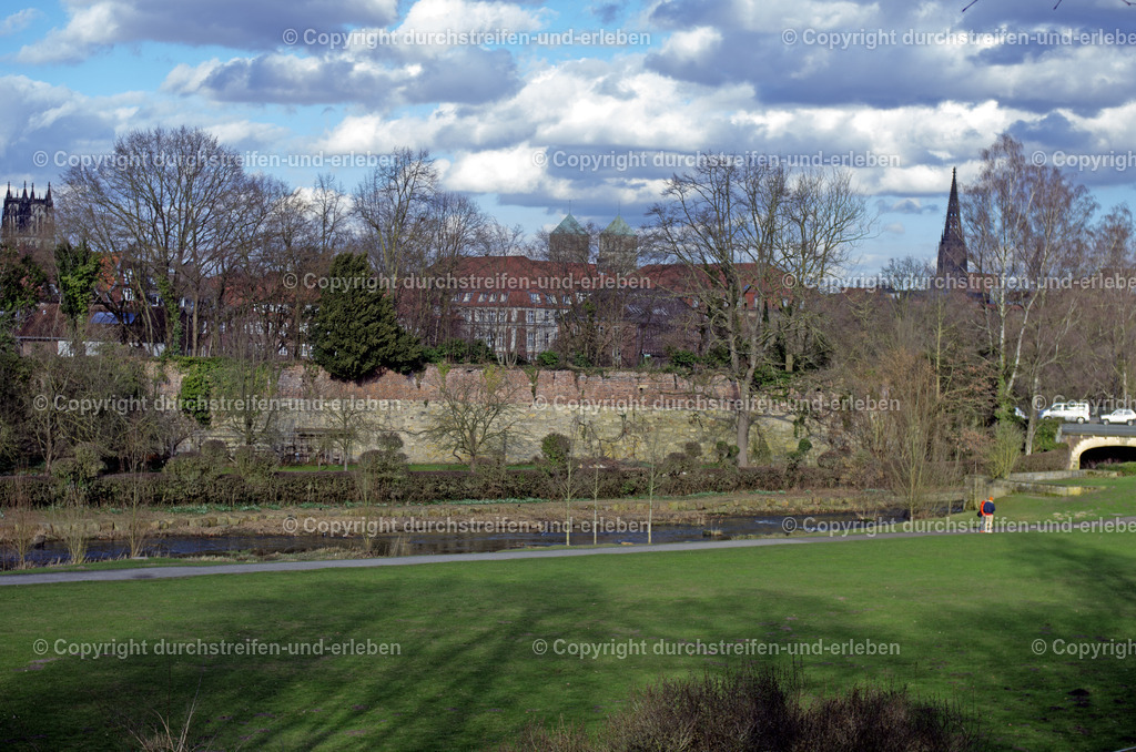 Stadtmauer Münster vor Türmen des Doms und der Lambertikirche | Stadtmauer Münster vorm Türmen des Doms und der Lambertikirche - Realisiert mit Pictrs.com