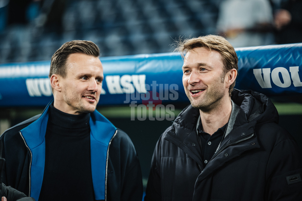 Fußball | Männer | Saison 2025/2026 | 1. Fußball-Bundesliga | 17. Spieltag | Hamburger SV vs. Bayer 04 Leverkusen | 04.03.2026 | v.l. Sportdirektor Claus Costa (HSV) und Geschäftsführer Sport Simon Rolfes (Bayer 04 Leverkusen)