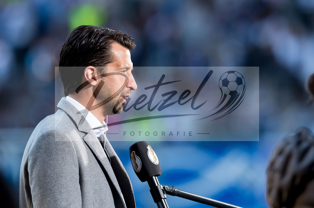 HSVSCF20220419_237 | Fussball, Herren: Vorstand Sport Jonas Boldt (Hamburger SV) im Interview beim DFB-Pokal-Halbfinalspiel zwischen Hamburger SV und SC Freiburg im Volksparkstadion am 19.04.2022 in Hamburg, Deutschland.DFB / DFL REGULATIONS PROHIBIT ANY USE OF PHOTOGRAPHS AS IMAGE SEQUENCES AND/OR QUASI-VIDEO. - Realisiert mit Pictrs.com