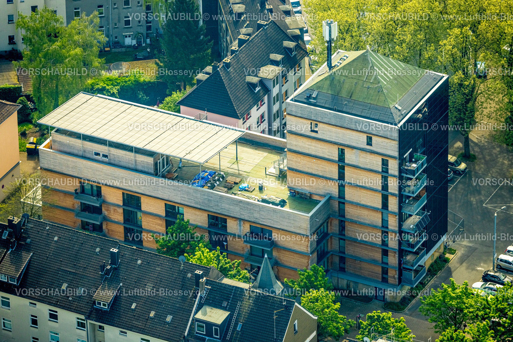 Herne240500169 | Luftbild, Neubau we-house Herne Wohnanlage mit Solardach, Hochbunker Mont-Cenis, nachhaltiges Wohnprojekt, Sodingen, Herne, Ruhrgebiet, Nordrhein-Westfalen, Deutschland