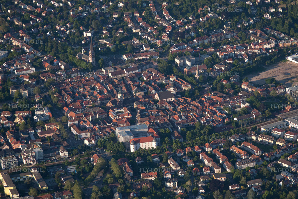 Luftbild: Altstadt von Südwesten in Ettlingen im Bundesland Baden-Württemberg in Deutschland. Foto: IMG_57391.jpg vom 06.06.2013 durch Werner Riehm/FLY-FOTO.de