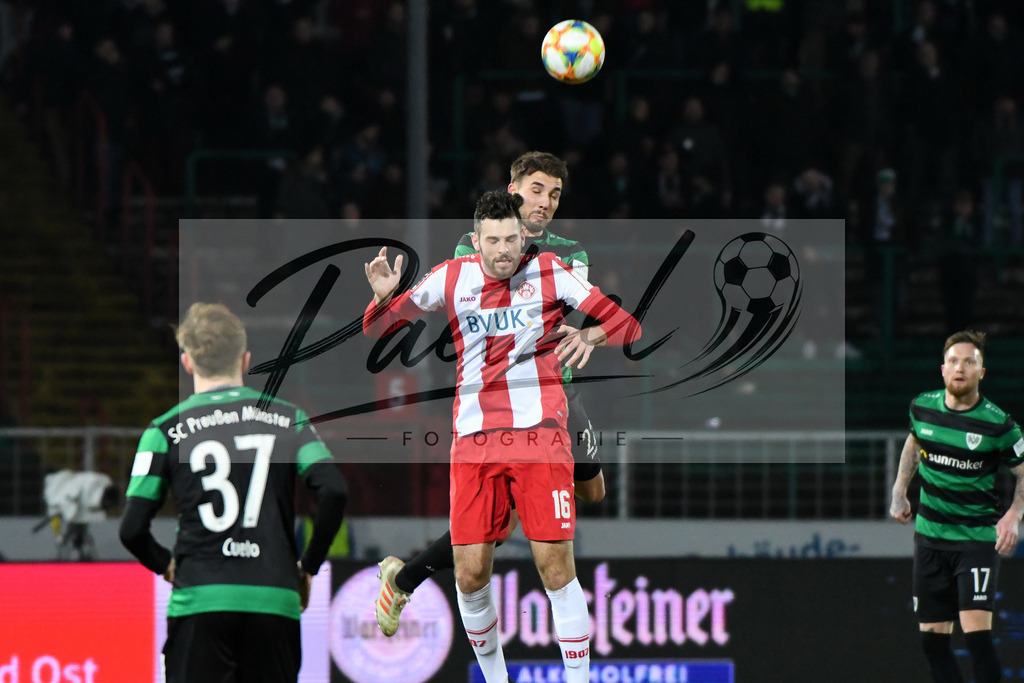 20200214_SCPFWK_0051 | Fussball, Herren: Okan Erdogan (SC Preussen Muenster) und Luca Pfeiffer (FC Wuerzburger Kickers) im Zweikampf waehrend des Spiels der 3. Liga zwischen SC Preussen Muenster und FC Wuerzburger Kickers im Preussenstadion am 14.02.2020 in Muenster, Deutschland.DFB / DFL REGULATIONS PROHIBIT ANY USE OF PHOTOGRAPHS AS IMAGE SEQUENCES AND/OR QUASI-VIDEO. - Realisiert mit Pictrs.com