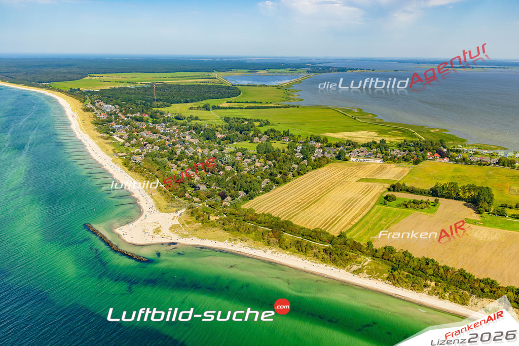 Luftbild der Stadt Ahrenshoop - Die Luftaufnahme wurde 2025 vom UL-Flugzeug heraus erstellt ( keine Drohne ) - Hochauflösende Luftaufnahme - für professionelle Ausdrucke geeignet. Die Geschenkidee !Hier alle&nbsp;Infos zur Lizenzierung der LuftaufnahmeWir fliegen auch dieses Jahr wieder in Ihre Region um Luftbilder zu erstellen.- Luftbild anfragen