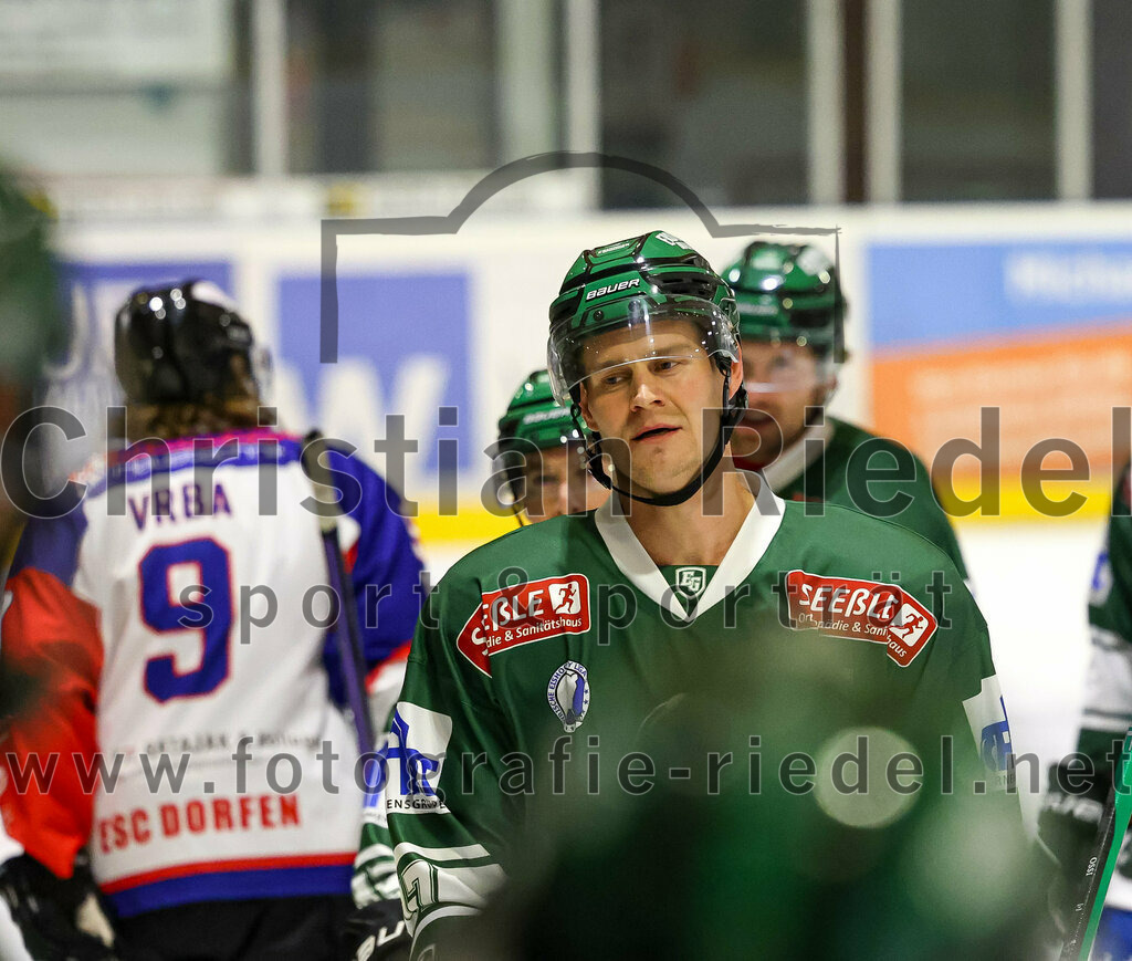 2023-11-03_013_TSV_Erding_gegen_ESC_Dorfen | Erding, Deutschland, 03.11.2023:
Eishockey, Bayernliga Vorrunde 2023 / 2024, 6. Spieltag, TSV Erding gegen ESC Dorfen, Endergebnis: 11:3

Elia Ostwald (Erding Gladiators, #17)

Foto: Christian Riedel / fotografie-riedel.net