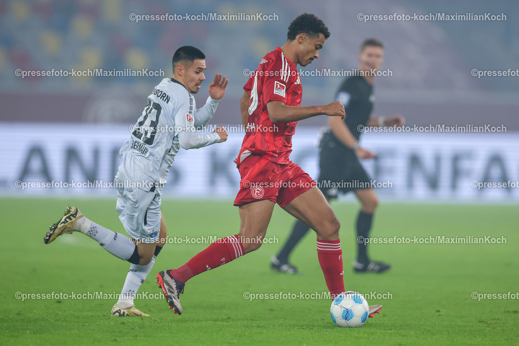 Due09112401022 | 09.11.2024, Fußball, Fortuna Düsseldorf - SC Paderborn 07, 2. Bundesliga, Merkur Spiel-Arena, Saison 2024 2025: Raphael Obermair (Paderborn #23) gegen Emmanuel Iyoha (Fortuna Düsseldorf #19)DFB regulations prohibit any use of photographs as image sequences and or quasi-video.