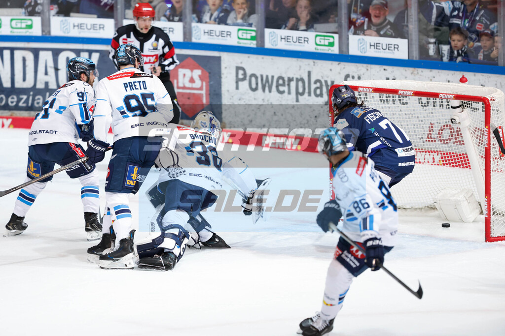 Eishockey | Daniel Fischbuch beim 2:0 - © Sportfoto-Sale (Jan Brüggemann) - Realisiert mit Pictrs.com