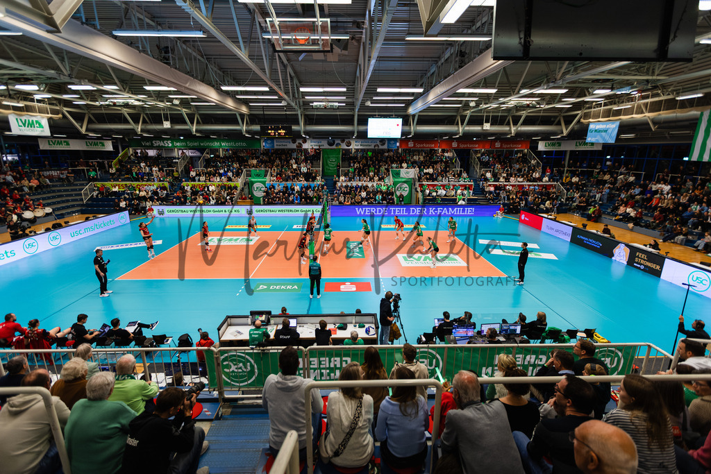 Volleyball, 1. Bundesliga Frauen, Hauptrunde, 8. Spieltag, Saison 2025/2026: USC Münster - Dresdner SC | 1. Bundesliga Frauen, Hauptrunde, 8. Spieltag, Saison 2025/2026, USC Münster empfängt Dresdner SC in der Sporthalle Berg Fidel in Münster. Foto: sportfotografie.ms | Markus Paletta - Realisiert mit Pictrs.com