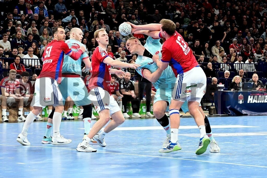 KBS Picture_HSVH-Melsungen_025 | v.l. Olafsson Einar (HSV Hamburg) , Kristopans Dainis (MT Melsungen) , Weller Niklas (HSV Hamburg) ,Sportarena :  Barclays Arena Hamburg, - Realisiert mit Pictrs.com