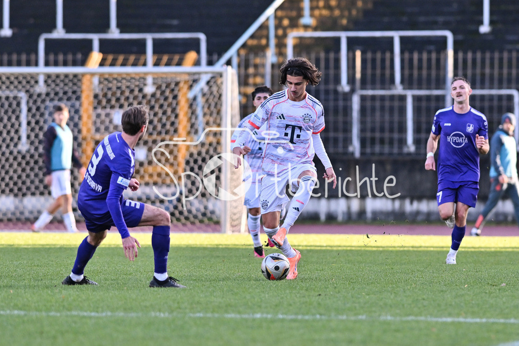 TSV Schwaben Augsburg - FC Bayern Amateure | AUGSBURG, GERMANY - 29. NOVEMBER: im Duell Nicola Della SCHIAVA (TSV Schwaben Augsburg 3) und Adin LICINA (FC Bayern München II 8) beim Ligaspiel zwischen dem TSV Schwaben Augsburg und den Amateuren des FC Bayern am 20. Spieltag der Regionalliga Bayern im Rosenaustadion