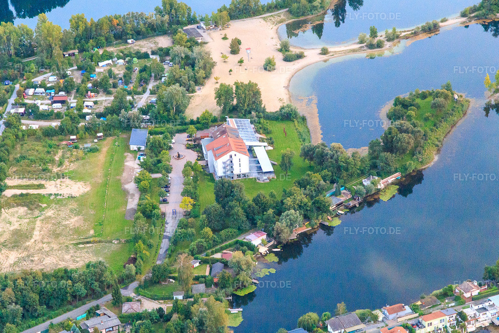 Luftbild: Naherholungsgebiet Blaue Adria mit Campingplatz, Strandbad und Hotel Darstein am Adriaweher in Altrip im Bundesland Rheinland-Pfalz in Deutschland. – Foto: IMG_102688.jpg vom 24.08.2017 durch Werner Riehm/FLY-FOTO.de – Auflösung des Originals: 5147 x 3431 px – Hotel Darstein - Idyllisches Hotel am See in der Metropolregion Rhein-Neckar