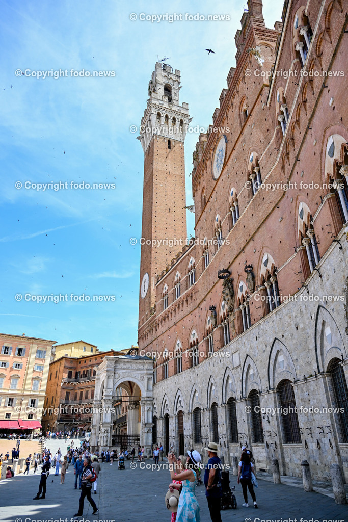 Italien_ Toscana_ Siena_ 27.05.2024-22 | 27.05.2024, Italien, ITA, Toskana, Siena im Bild Stadtansichten, Gebäude, Architektur, Touristen, Historisch, Souvenier, Piazza Del Campo, Dom von Siena


Siena ist Hauptstadt der Provinz Siena und gilt als eine der schönsten Städte der Toskana und Italiens. Die historische Altstadt gehört seit 1995 zum UNESCO-Welterbe. 

