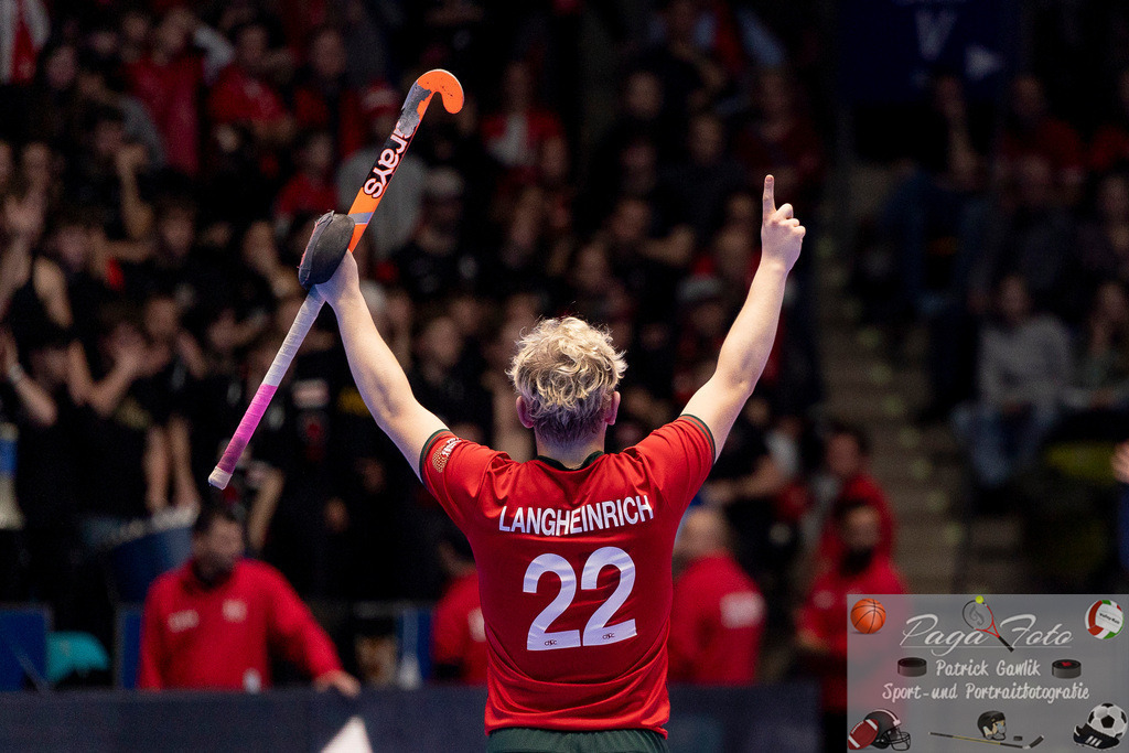 Volvo E.R.B. Final 4 Halbfinale Männer: TSV Mannheim Hockey - Crefelder HTC, 25.01.2025 | Finn Langheinrich (Crefelder HTC #22) reißt beide Arme hoch, feiert, jubelt, TSV Mannheim Hockey - Crefelder HTC, Frankfurt, Süwag Arena, 25.1.2025 - Realisiert mit Pictrs.com