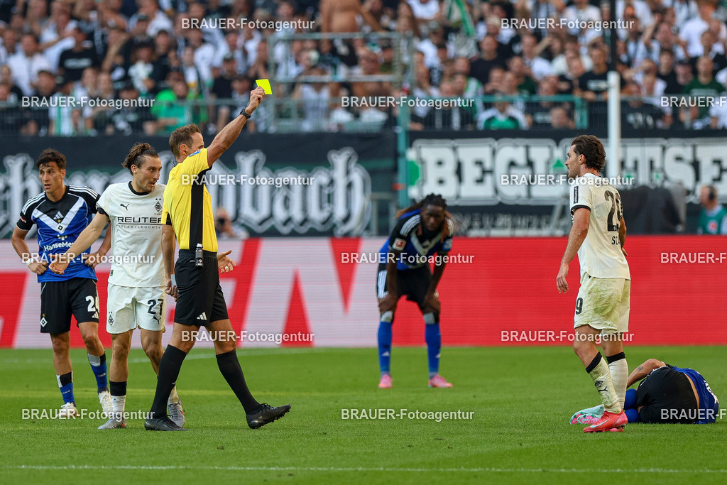 Borussia Mönchengladbach vs Hamburger SV - Bundesliga  | Mönchengladbach, Deutschland, 24.08.25:   Joseph Michael Scally (Borussia Mönchengladbach) erhaelt die gelbe Karte von Schiedsrichter Sascha Stegemann waehrend des Spiels der Bundesliga zwischen Borussia Mönchengladbach vs Hamburger SV im Stadion im Borussia Park(Foto von Brauer-Fotoagentur / Adrian Schlueter)