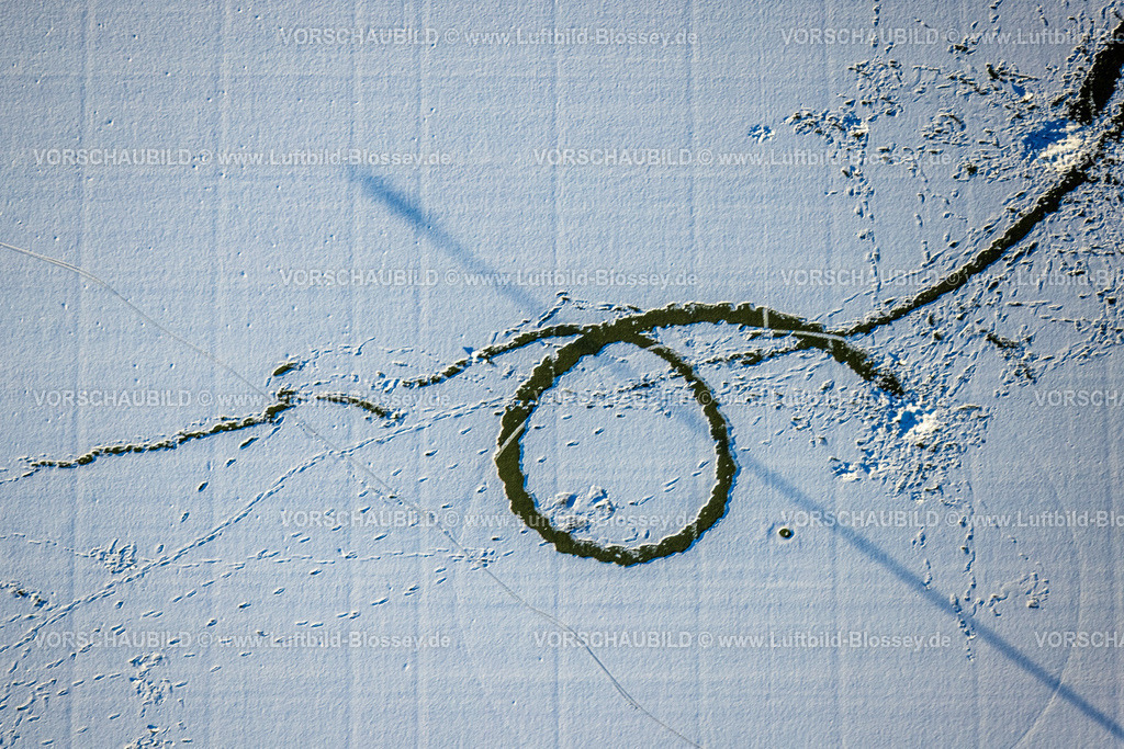 Hamm260105451 | Luftbild, Spuren in der Landschaft auf dem schneebedeckten Sportplatz der Realschule Mark, Formen und Farben, Winterlandschaft, Uentrop, Hamm, Ruhrgebiet, Nordrhein-Westfalen, Deutschland