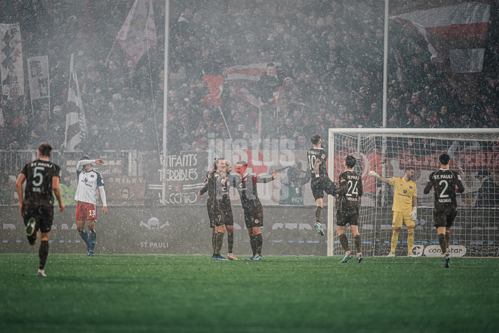 Fußball | Männer | Saison 2023/2024 | 2. Fußball-Bundesliga | 15. Spieltag | FC St. Pauli vs. Hamburger SV | 01.12.2023 | Das Team vom FC St. Pauli jubelt nach einem Eigentor von Daniel Heuer Fernandes (#1, HSV)