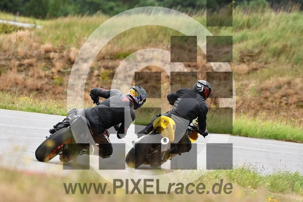 0969-20250726_00247 | Schöne Erinnerungen an spannende Momente - das festzuhalten ist unser Job. PIXELrace.de ist seit 2003 auf den Rennstrecken Europas unterwegs um die Action draußen beim Fahren und die wunderbare Stimmung imm Fahrerlager für euch einzufangen.