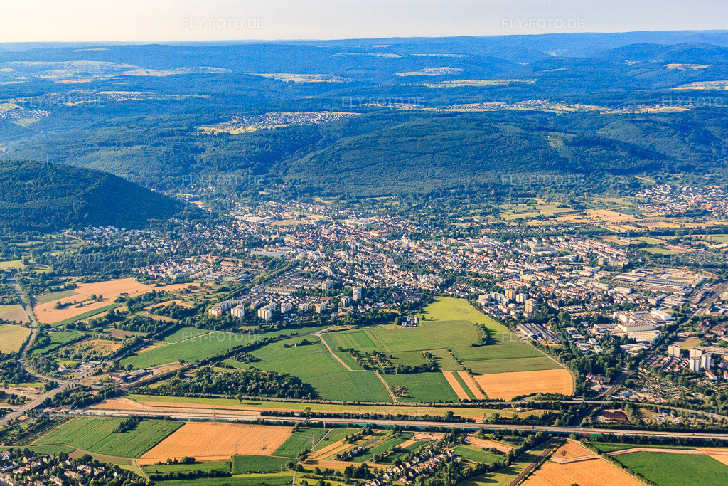 Luftbild: Stadtübersicht von Nordwesten in Ettlingen im Bundesland Baden-Württemberg in Deutschland. Foto: IMG_69846.jpg vom 06.07.2014 durch Werner Riehm/FLY-FOTO.deAuflösung des Originals: 4752 x 3168 px
