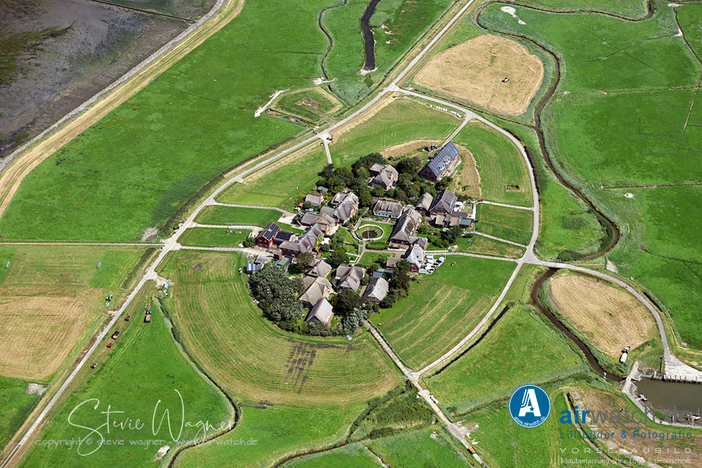 Luftbilder Hallig Oland | 1860 wurde Oland durch einen Damm zum ersten Mal mit dem Festland verbunden; die Strecke führte bis nach Fahretoft zur Lütt-Jens-Warft. Das Bauwerk wurde durch Sturmfluten und Eisgang in den darauffolgenden Wintern wiederholt zerstört. Erst der von 1925 bis 1927 gebaute Lorendamm nach Dagebüll hat bis heute Bestand.