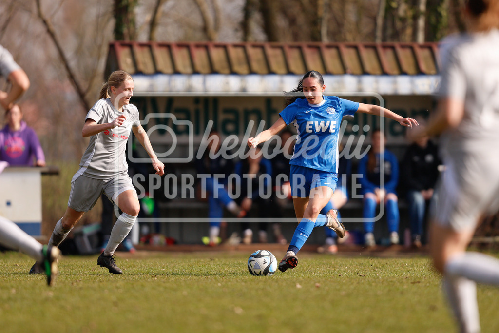 Fußball I Frauen I Saison 2025-2026 I Oberliga Niedersachsen I 15. Spieltag I SV Meppen 1912 e.v. U20 2 - BW Hollage -53 | Evy Louisa Dijkstra (11, SV Meppen 1912 e.v.) flankt den Ball zu einer Mitspielerin. - Realisiert mit Pictrs.com
